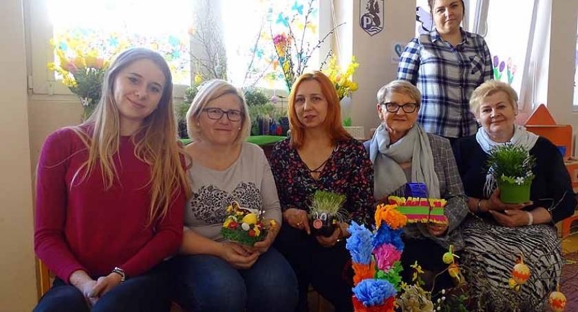 Wielkanoc ze świątecznym stołem zastawionym specjałami oraz lanym poniedziałkiem