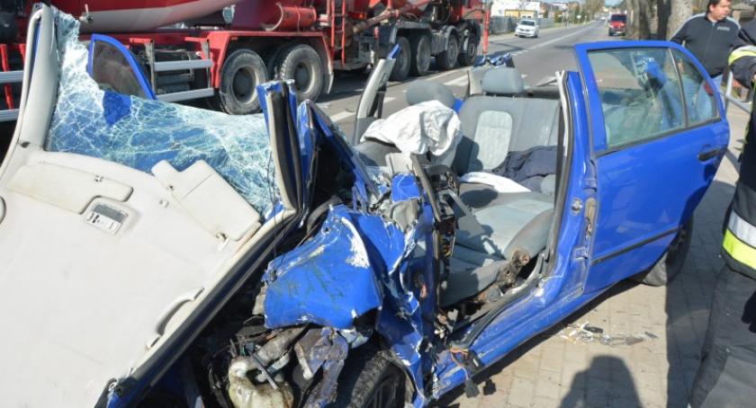 Stężyca. Skoda wpadła pod ciężarówkę - w akcji LPR