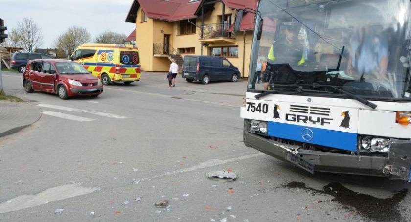 Garcz. Zderzenie renault z autobusem