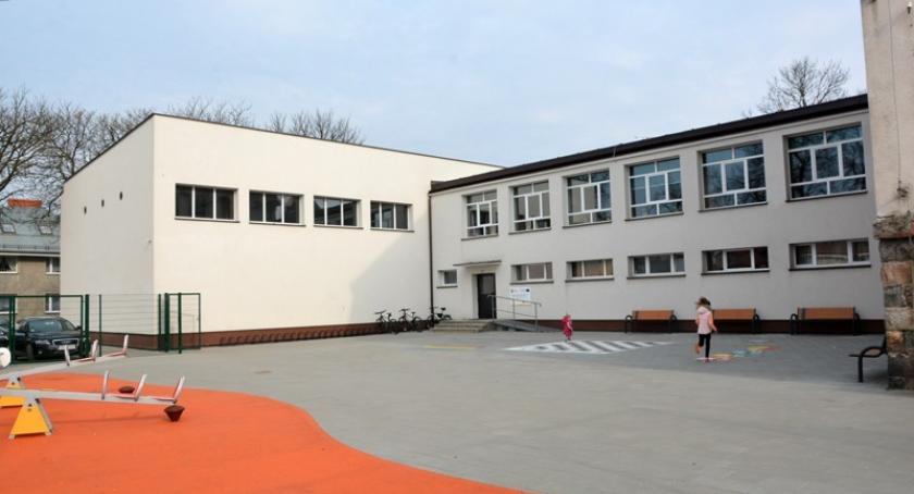 Maturzyści otrzymają świadectwa. Strajk zawieszony. Co z wypłatami dla nauczycieli?