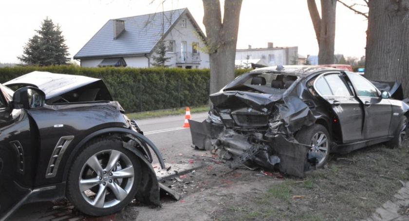 Leźno. Infiniti uderzyło w rozbite na drzewie BMW