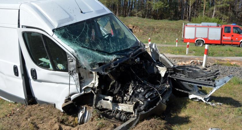 Kiełpino. Bus wpadł pod pociąg