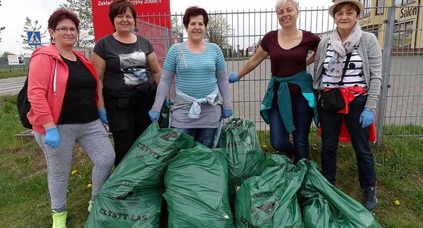 Tuchom. Sprzątali sołectwo i porządkowali teren przy placu zabaw