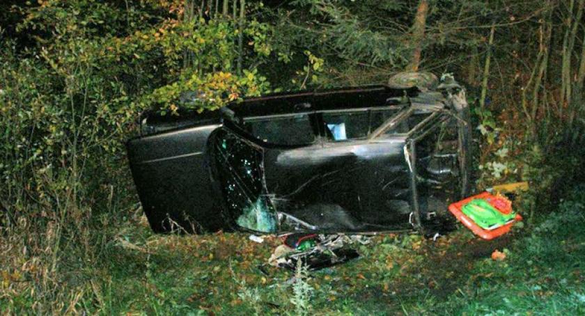 Hopowo. Przewrócony fiat na poboczu, dwie osoby w szpitalu