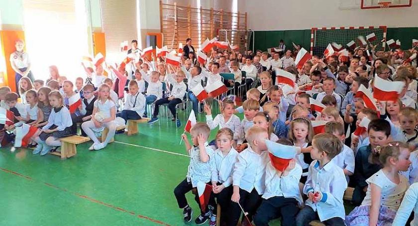 Manifestacja patriotyczna w szkole w Borkowie