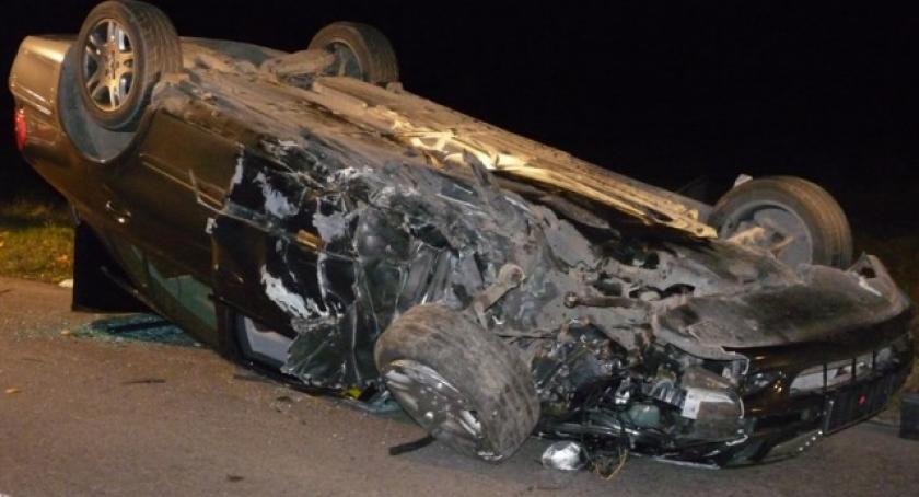 Pałubice. Dachował mercedes - dwie osoby w szpitalu
