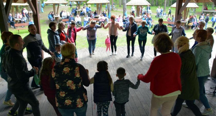 Rodzinna zabawa na pikniku integracyjnym w Mirachowie