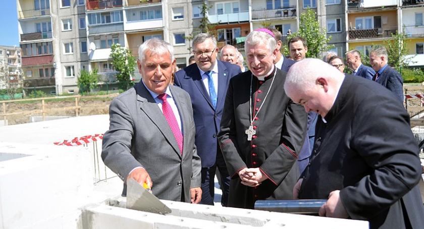 Wmurowano akt erekcyjny w fundamenty hospicjum Caritas w Kartuzach