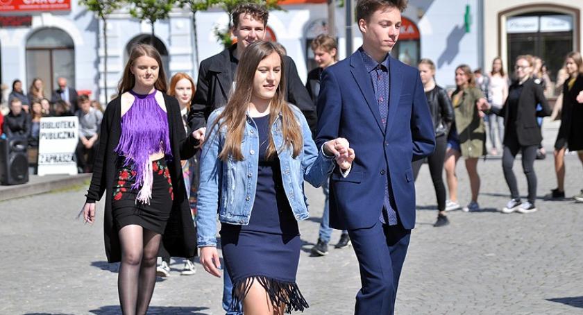 Kartuzy. Osiemnaste Targi Kultury i Nauki z tanecznym popisem na Rynku