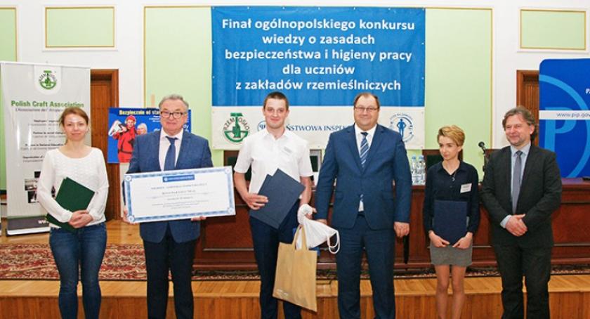 Bartosz Ruszkowski na podium Ogólnopolskiego Konkursu Wiedzy o Zasadach BHP w Warszawie