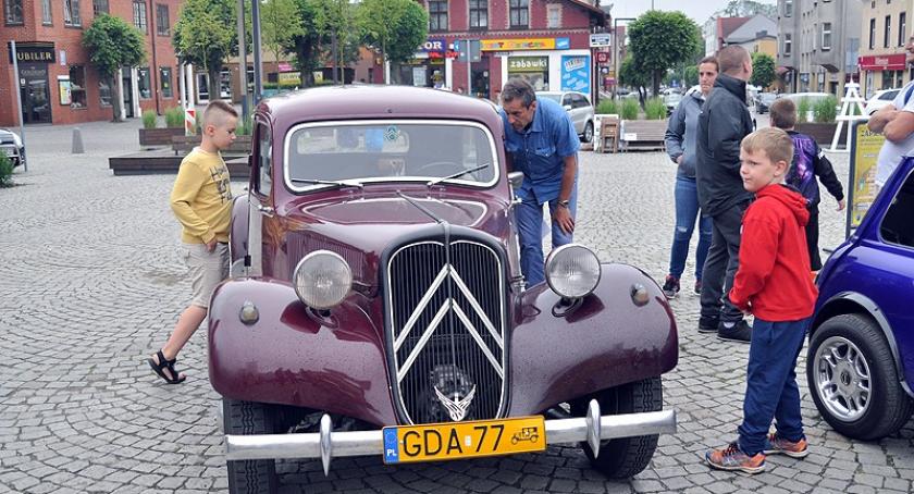 Zabytkowe perełki motoryzacji pojawiły się na kartuskim Rynku