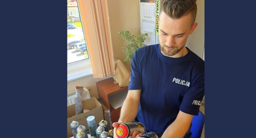 Policjanci zatrzymali mężczyzn, którzy tworzyli graffiti na dworcu