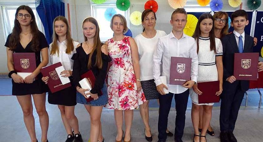 Żukowo. Pożegnanie z ostatnimi gimnazjalistami i pierwszymi ósmoklasistami