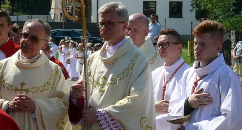 Kiełpino. Procesja Bożego Ciała z udziałem Biskupa Arkadiusza Okroja