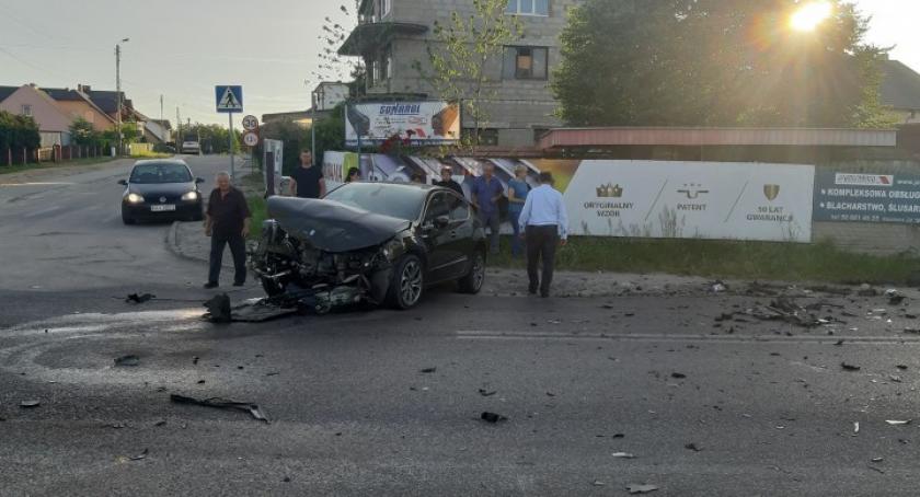 Czołowe zderzenie dwóch aut na skrzyżowaniu w Kiełpinie
