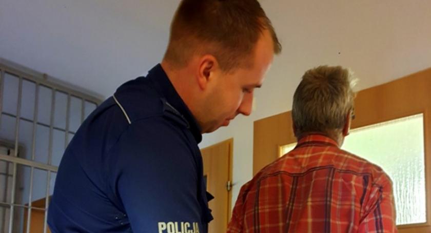 Był poszukiwany. Wpadł, bo pijany wsiadł za kierownicę. Zatrzymał go policjant na urlopie