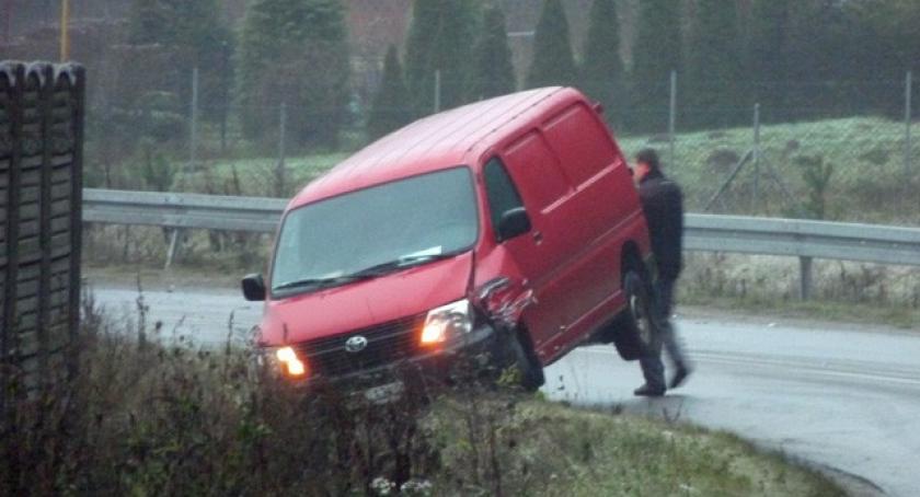 Kiełpino-Pikarnia. Na drodze szklanka - kilkanaście aut w rowach!