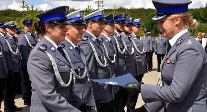 Święto policji w Kartuzach - mundurowi otrzymali awanse, odznaczenia i życzenia