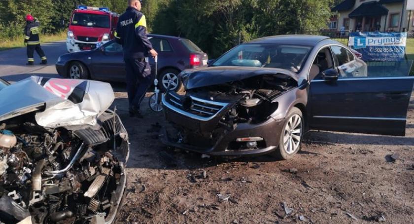 Wyprzedzał na podwójnej ciągłej i doprowadził do czołówki. Dwie osoby w szpitalu