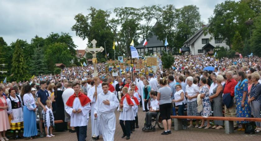 Tysiące pątników przybyło do Sianowa. Trwa odpust Matki Bożej Szkaplerznej