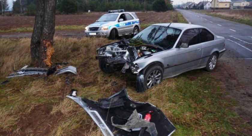 Kiełpino. BMW rozbiło się na drzewie