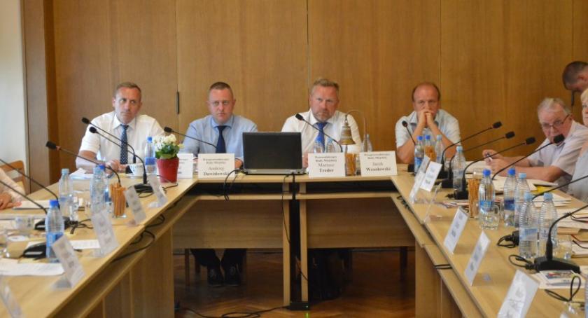 Kartuscy radni przeciwko sprzedaży działki. Burmistrz: 