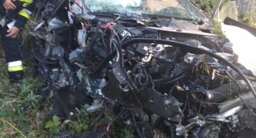 Ręboszewo. Audi zahaczyło o suzuki i rozbiło się na drzewie