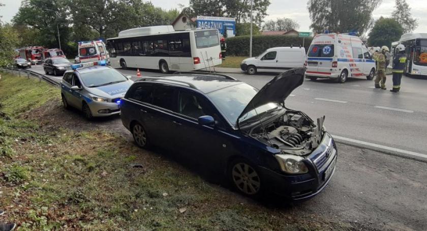 Żukowo. Zderzenie autobusu szkolnego z osobówką - cztery osoby poszkodowane