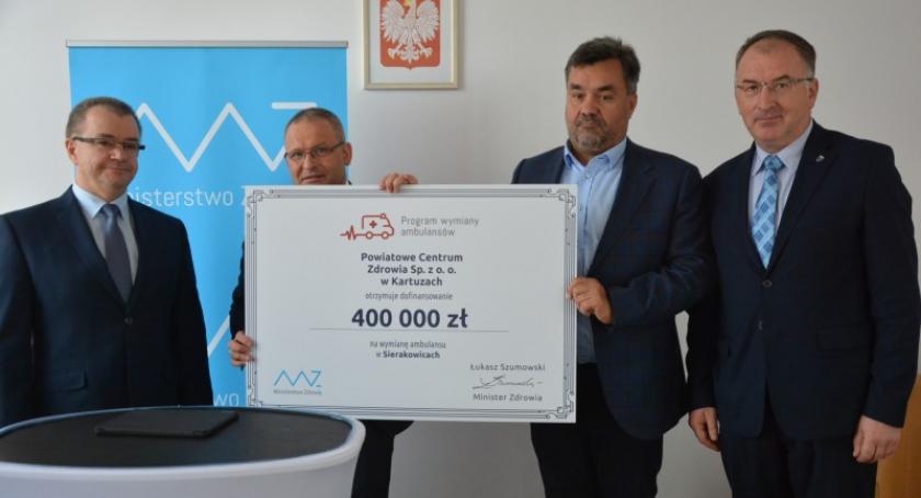 Sierakowice otrzymają nową karetkę. Umowa o dotację na jej zakup podpisana