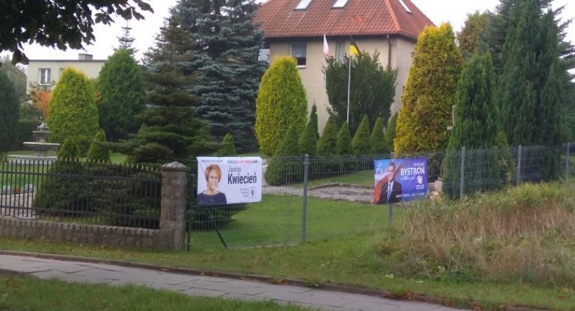 Burmistrz dotrzymał słowa kandydatowi na posła. Wywiesił plakat na swoim płocie