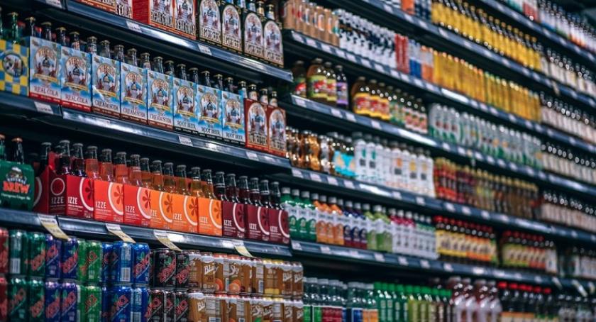 Ukradł czteropak i napadł na ekspedientkę. 21-letni recydwista z trzysmiesięcznym aresztem