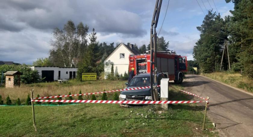 Mezowo. Uderzył w słup energetyczny. Miał prawie dwa promile
