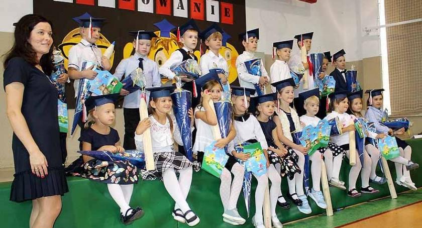 Borkowo. Dzieci klas pierwszych uroczyście pasowane na uczniów