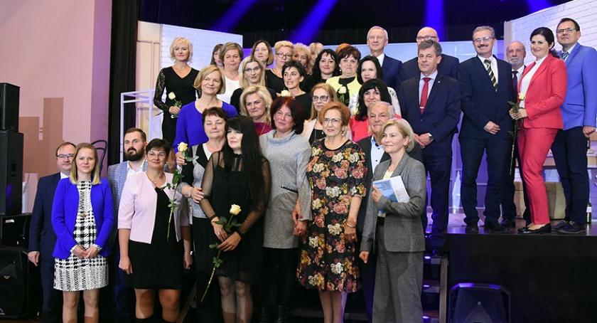 Powiatowe święto edukacji w Kartuzach. Nauczyciele odebrali nagordy i gratulacje