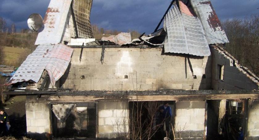 Brzeziny. Pożar stolarni i domu - mieszkańcy spali (zdjęcia)