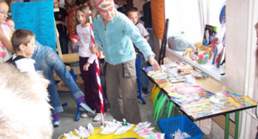 Kolorowe dzbanki na Jarmarku Odpustowym