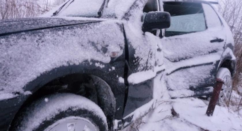 Cieszenie. VW uderzył w drzewo. Kierująca w szpitalu