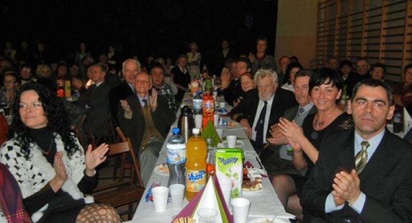 Leźno. Uczniowie zabrali seniorów w podróż przez świat