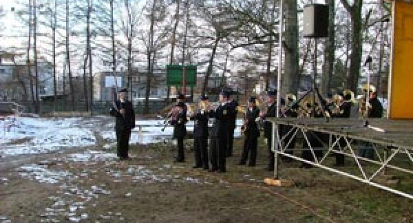 Wmurowanie kamienia węgielnego pod budowę sali gimnastycznej i nowego skrzydła szkoły.