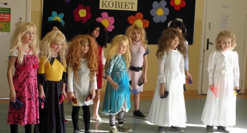 Czeczewo. Uroczysty apel na Dzień Kobiet