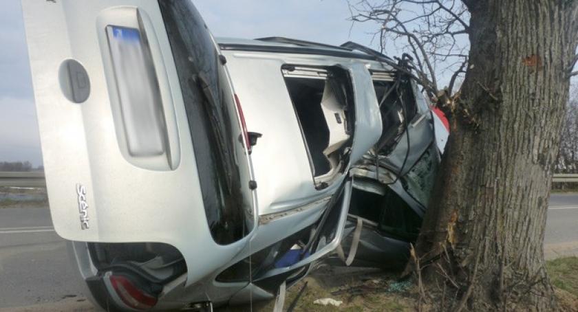 Sierakowice. Kolejny samochód uderzył w drzewo