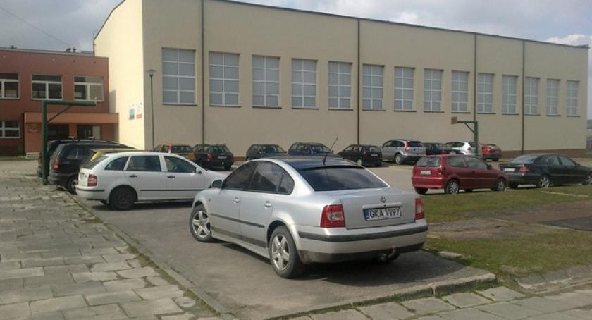 Kartuzy. Parkowanie przy szkole na głowie dyrektora...? 