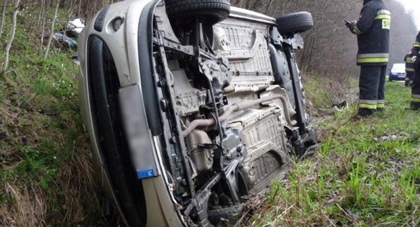 Smętowo Chmieleńskie. Peugeot dachował na śliskiej nawierzchni