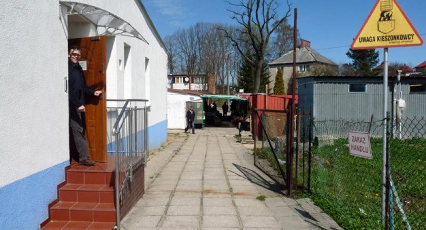 Kartuzy. Na targowisko jak za dawnych lat, przez dworzec