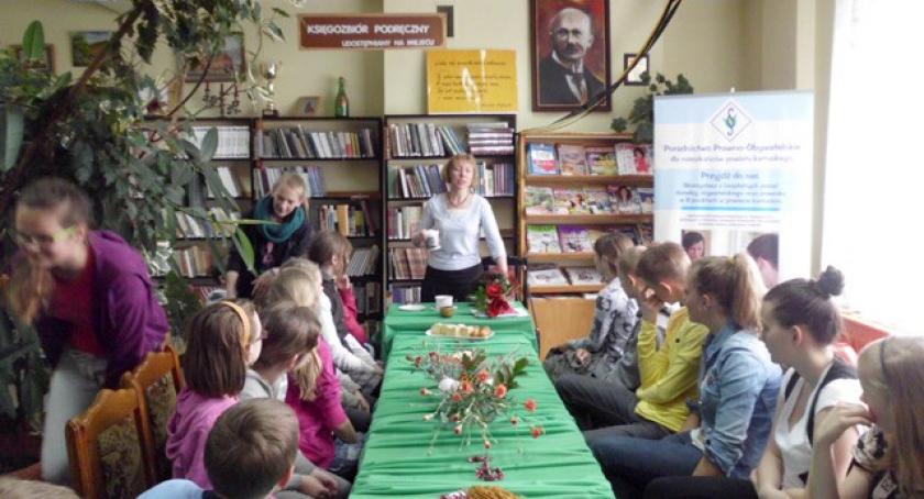 Stężyca. Ewa Nowak w bibliotece publicznej