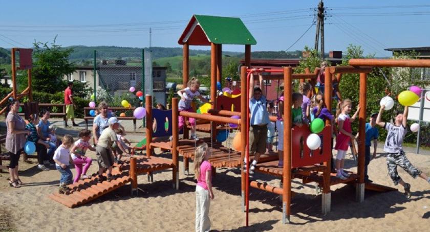 Wspólna zabawa na nowych placach w Gminie Somonino