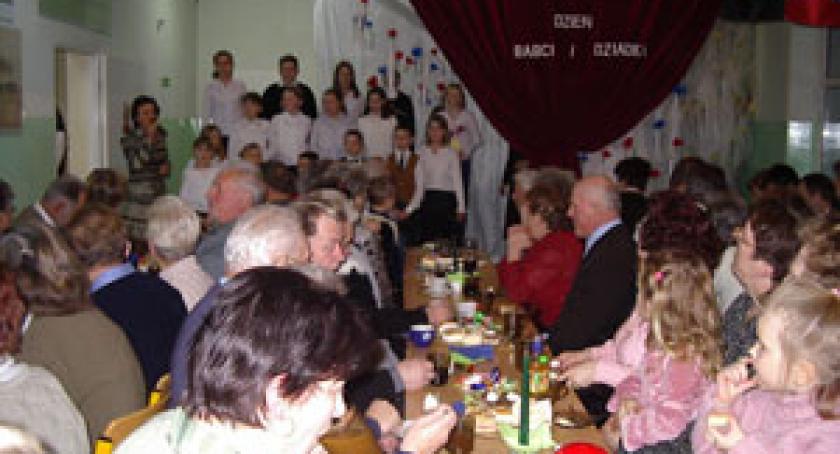 Dzień Babci i Dziadka 2006 w Szkole Podstawowej w Borkowie