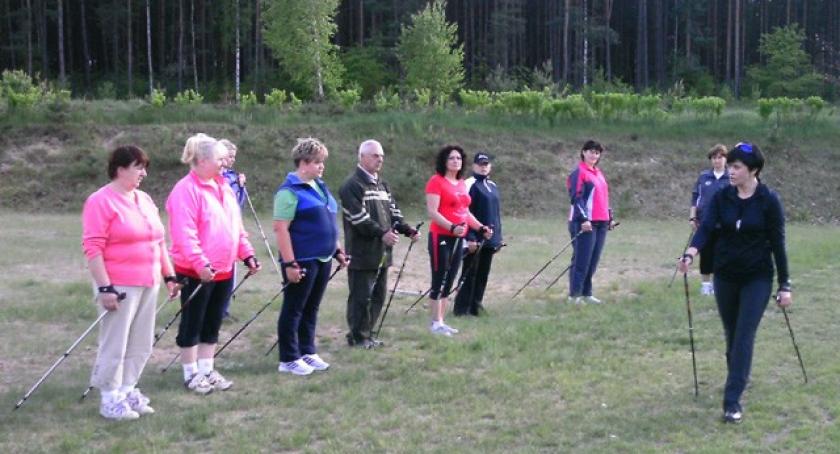 Sulmin. Maszerują z kijkami