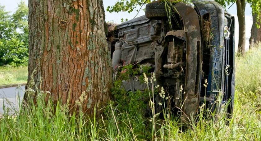 Garcz. Jest ślisko. VW wypadł z drogi 