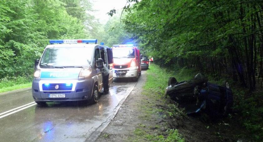 Kartuzy. Berlingo wypadło z drogi i dachowało